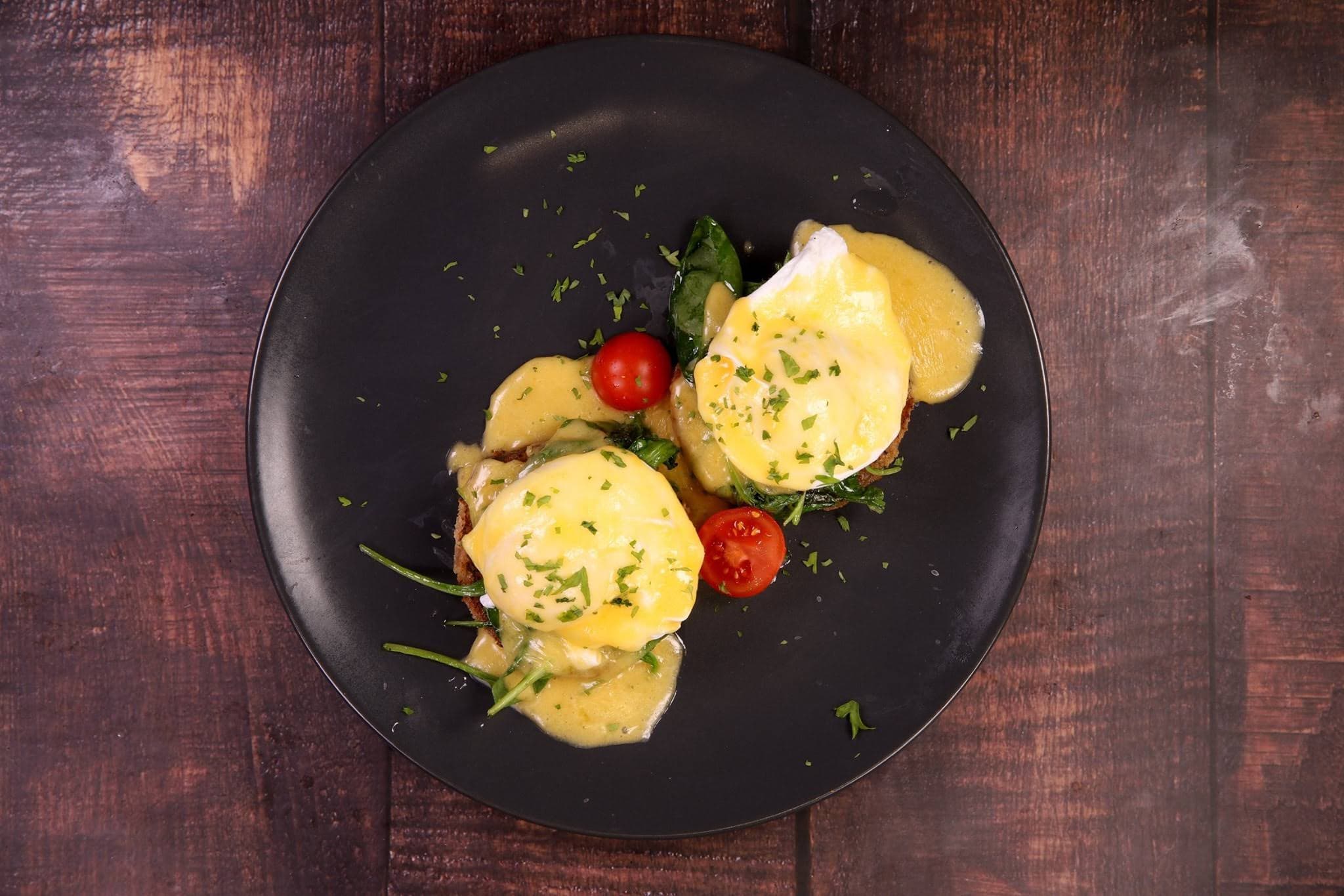 Яйца Бенедикт с холандез сос