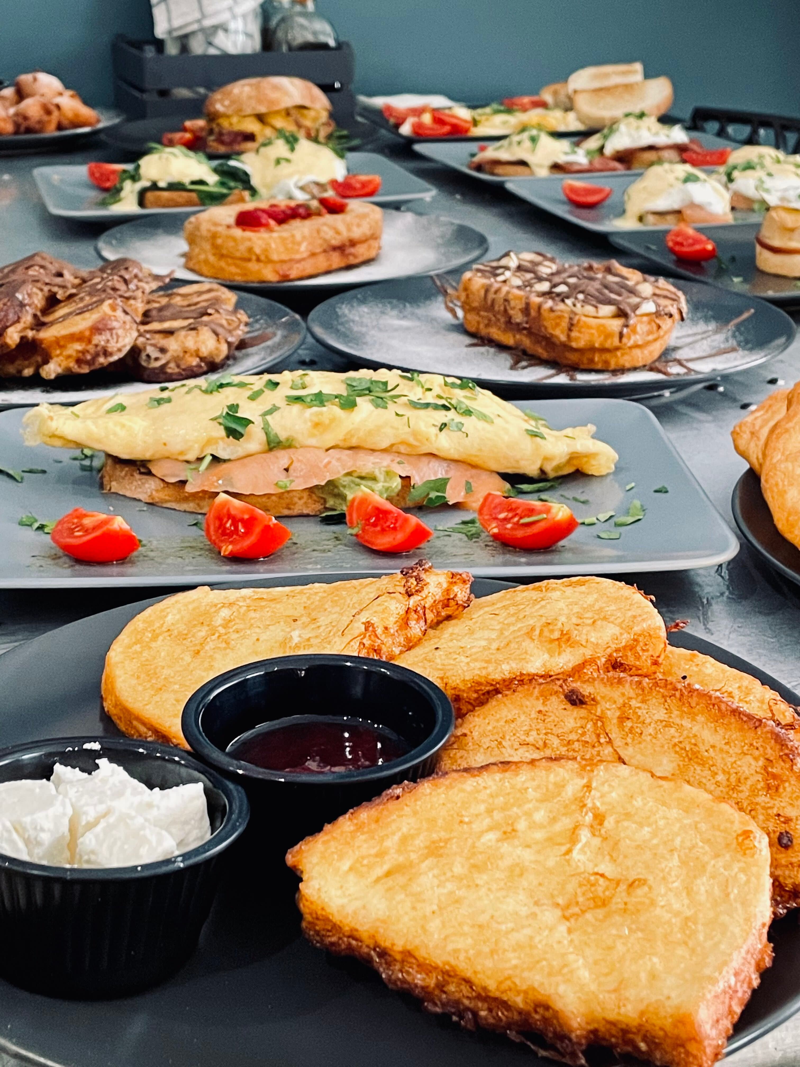 Бранч разстилка със свежи ястия в Sweet and Salty