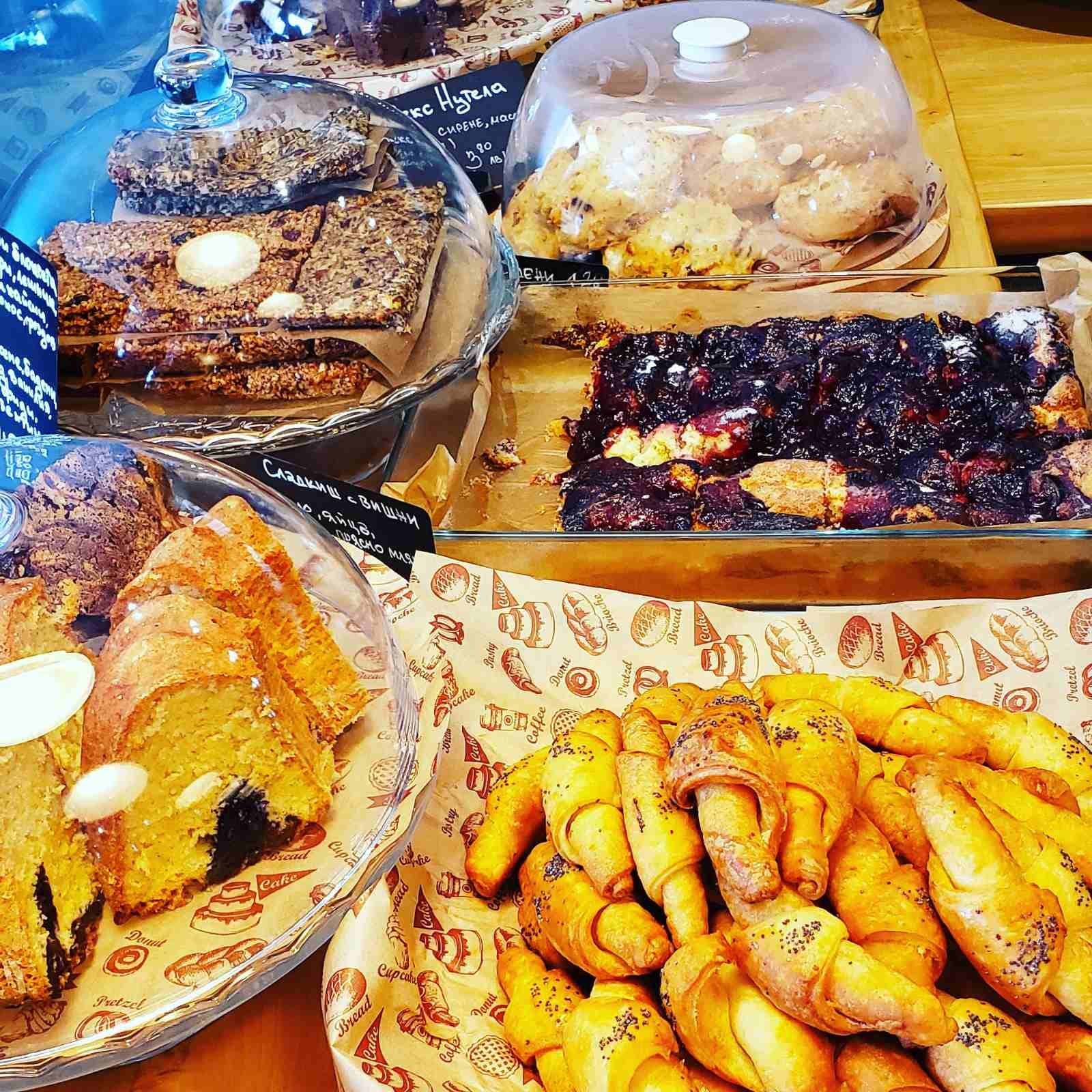 Десерти и деликатеси на витрината